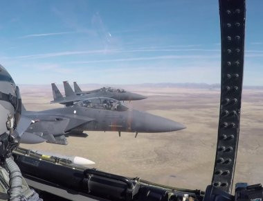 Βίντεο: Το κόκπιτ μέσα από ένα F-15E Strike Eagle